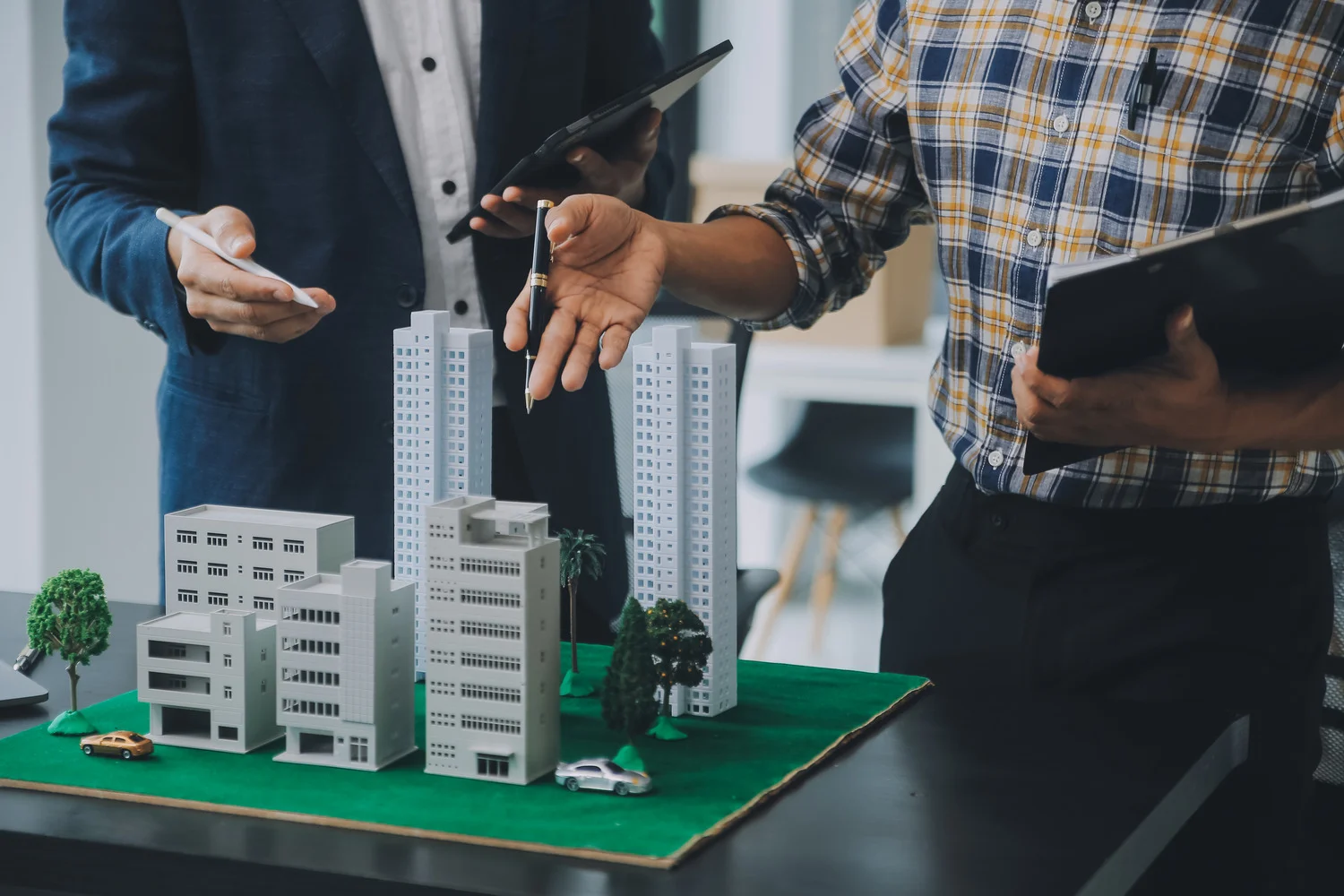 Mortgage broker discussing private lending partnership in Montreal